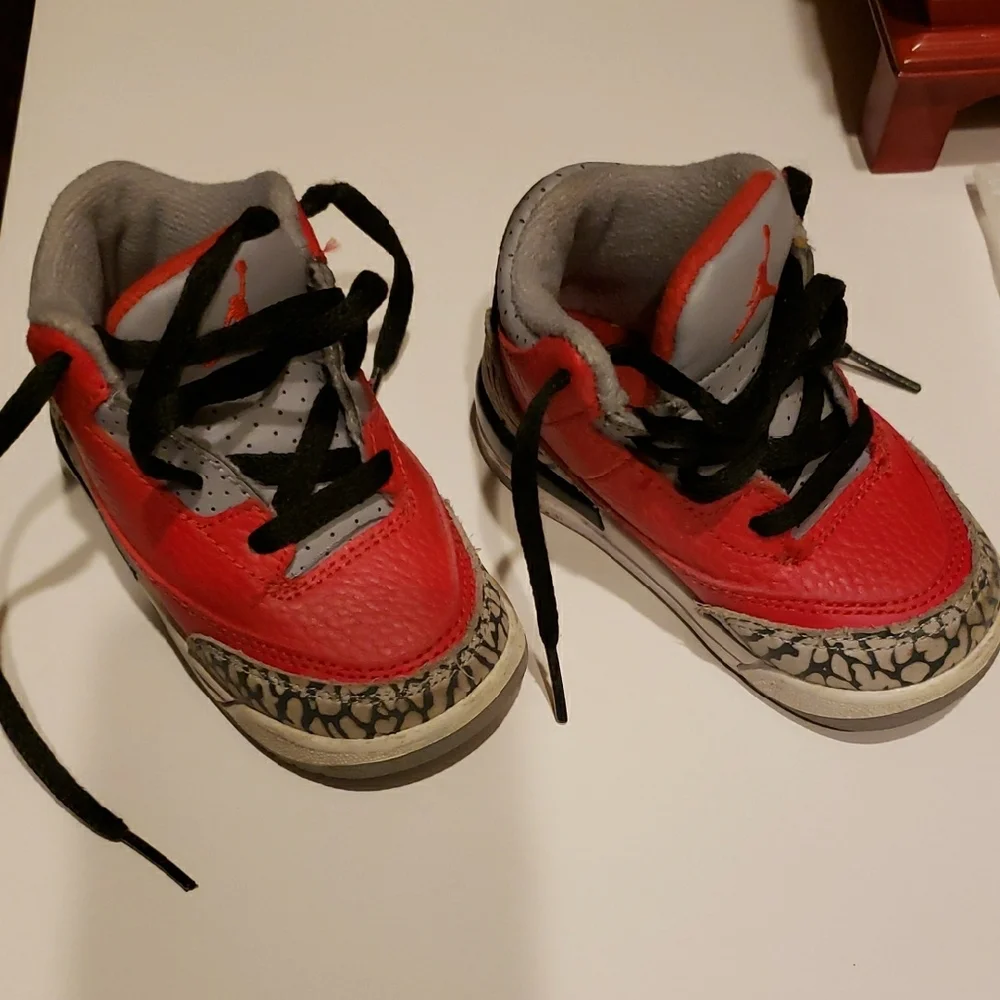 Nike Jordan Red and Gray Kids Sneakers 5 C - Picture 4 of 8